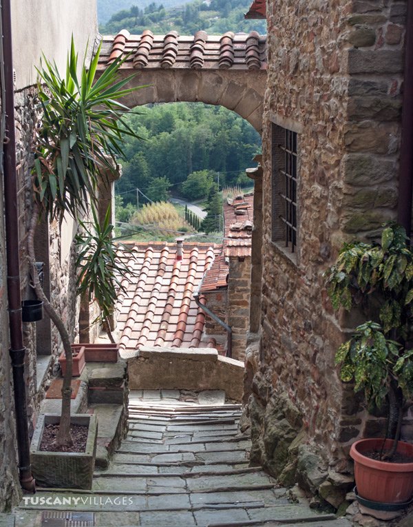 A stone arch and steps in the village of Castelvecchio