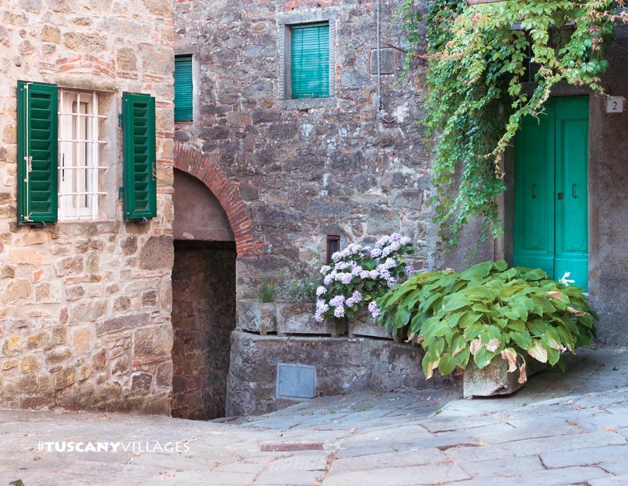 A small stone courtyard in Fibbialla