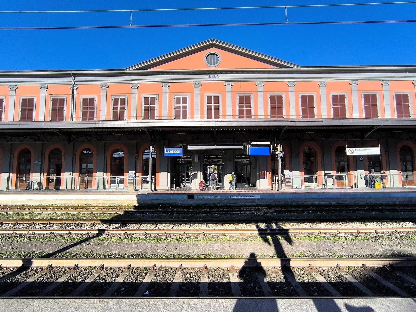 Platforms and tracks at Lucca railway station