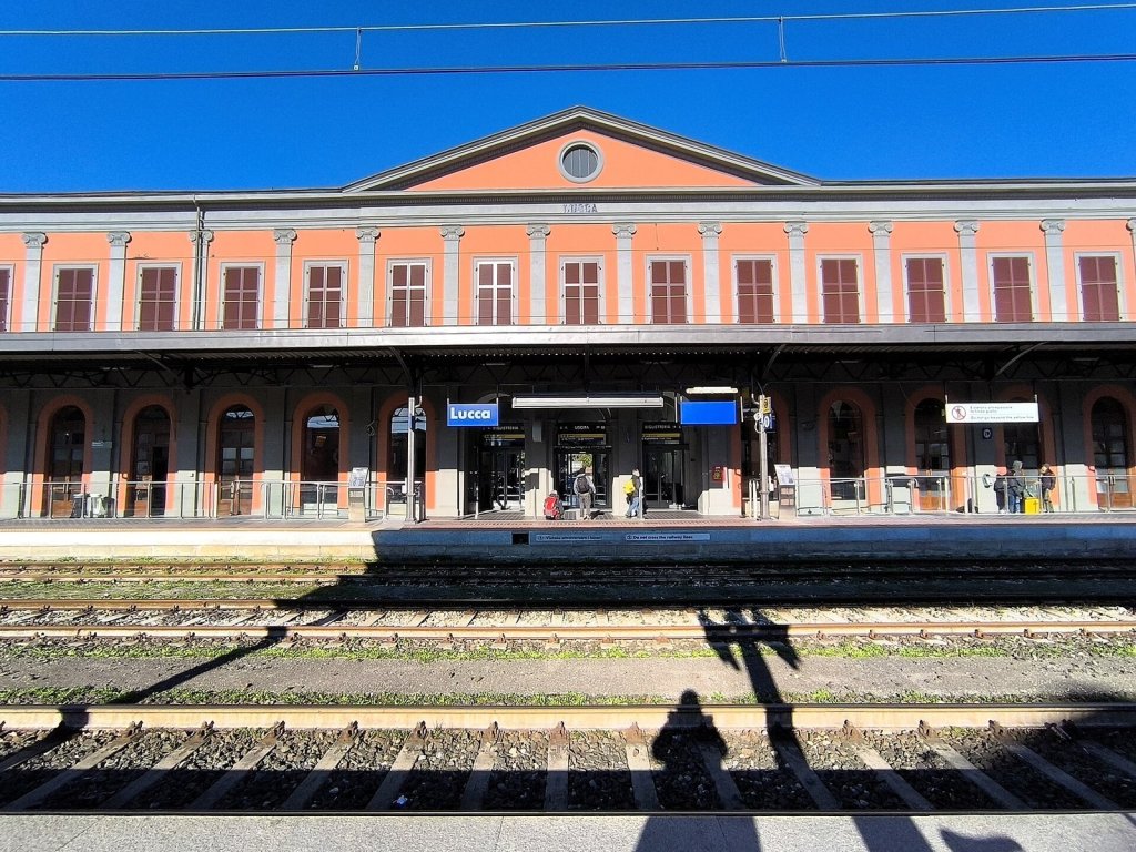 Platforms and tracks at Lucca railway station